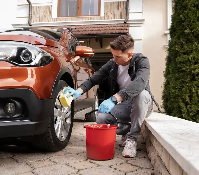 Lavage auto à domicile La Chapelle-en-Vercors : professionnel intervenant sur un véhicule